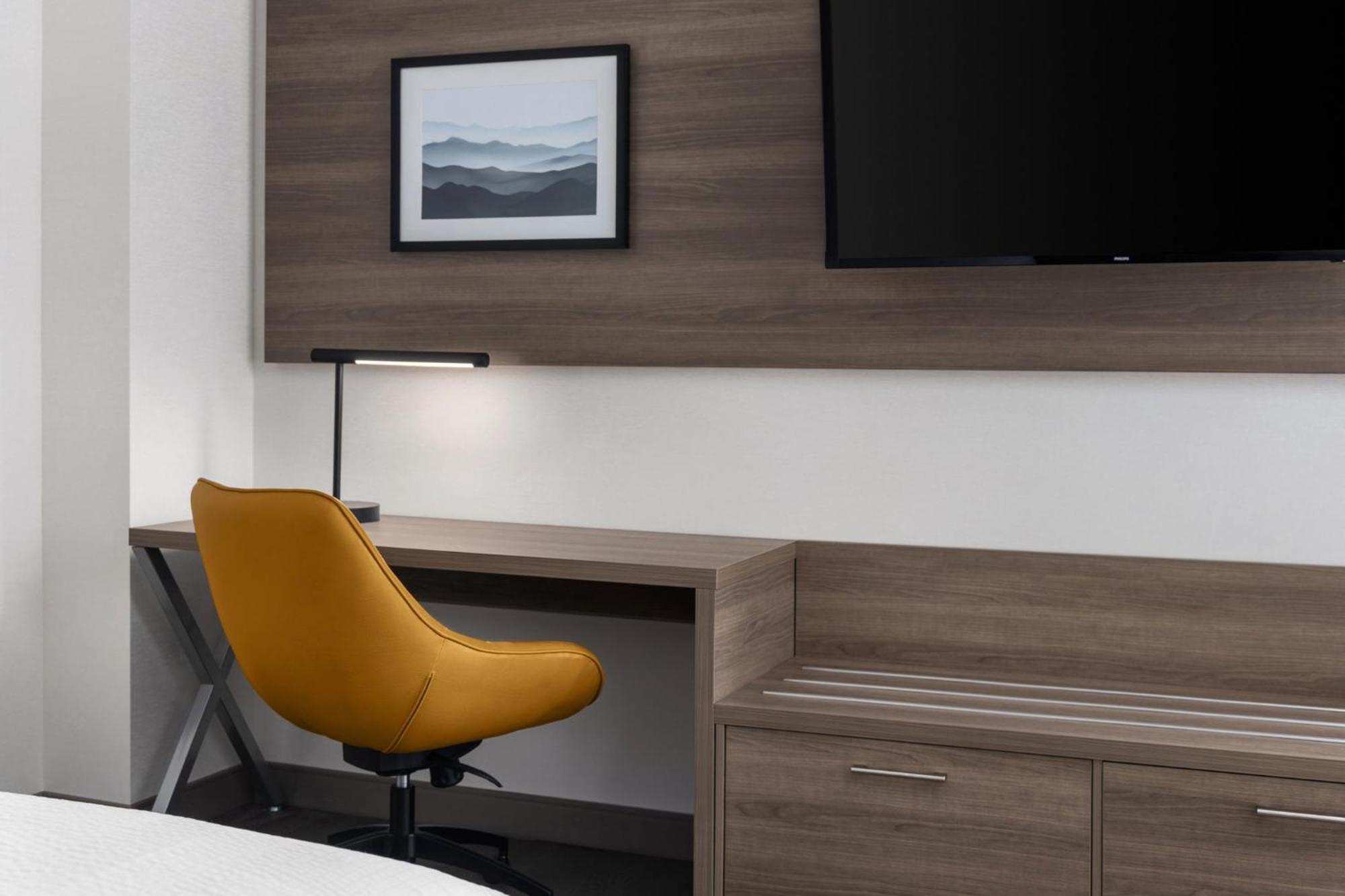 Express Airport - St-laurent By Ihg Hotel Montreal