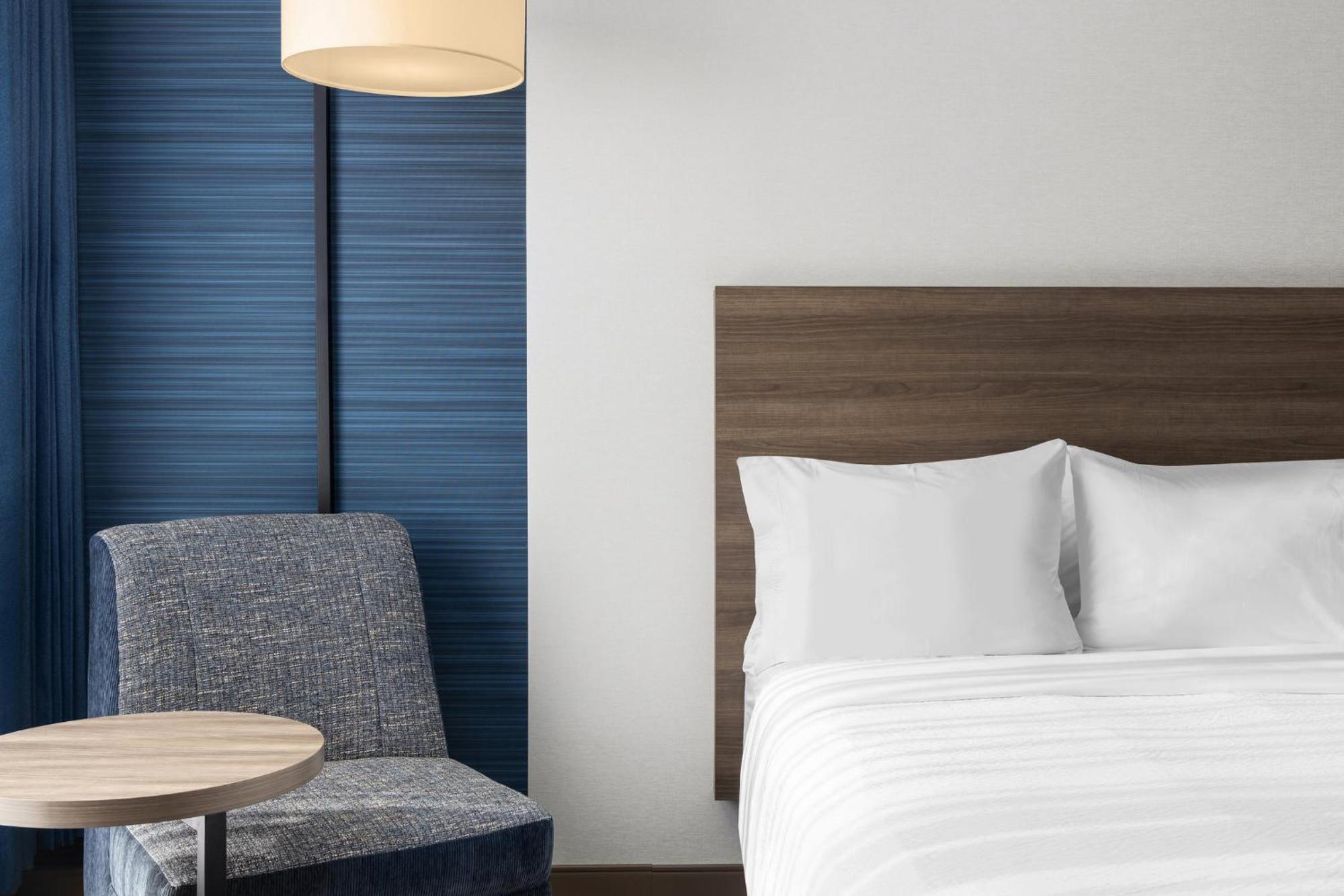 Express Airport - St-laurent By Ihg Hotel Montreal