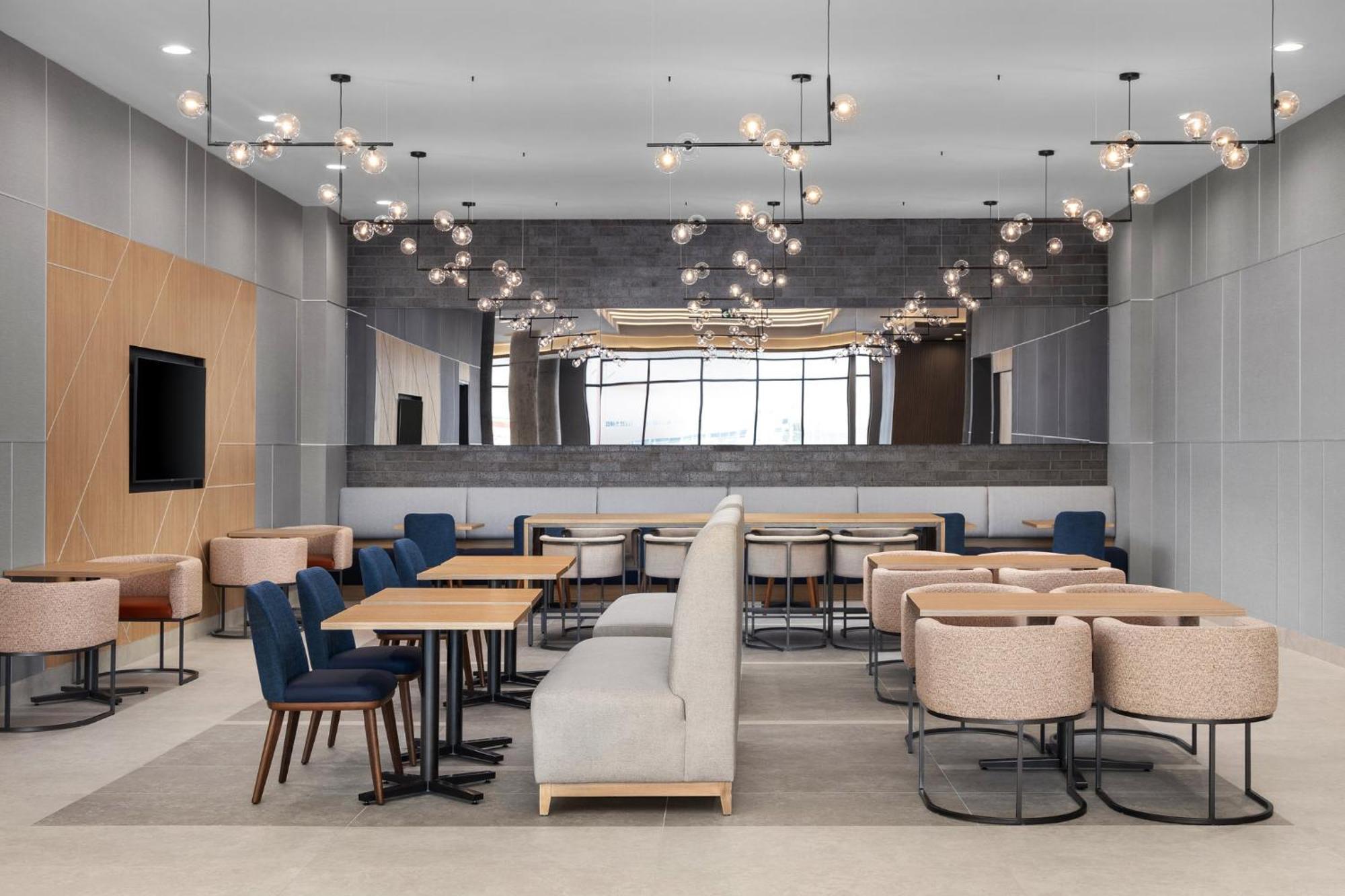 Express Airport - St-laurent By Ihg Hotel Montreal